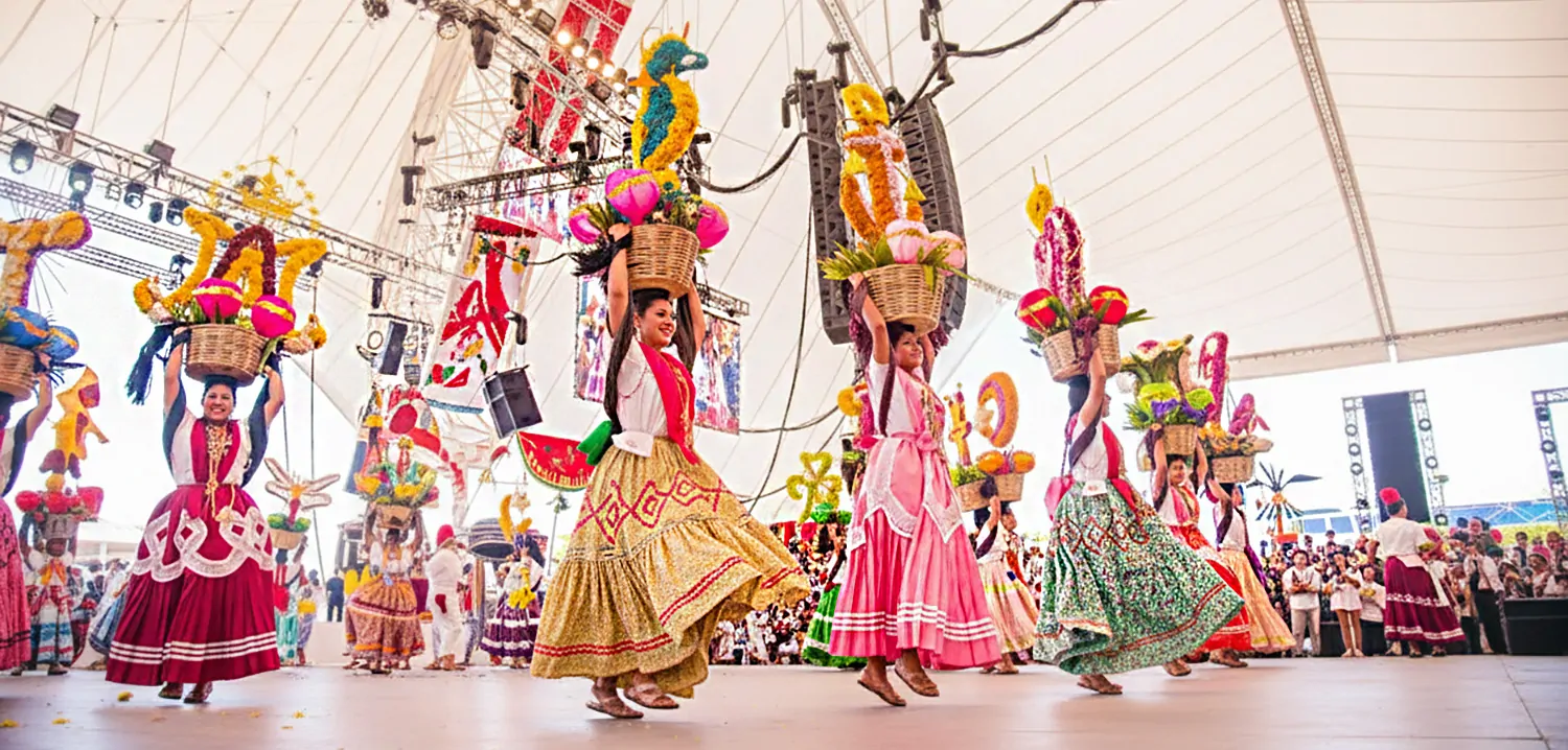 Bailes folclóricos y trajes tradicionales de la Guelaguetza en Oaxaca